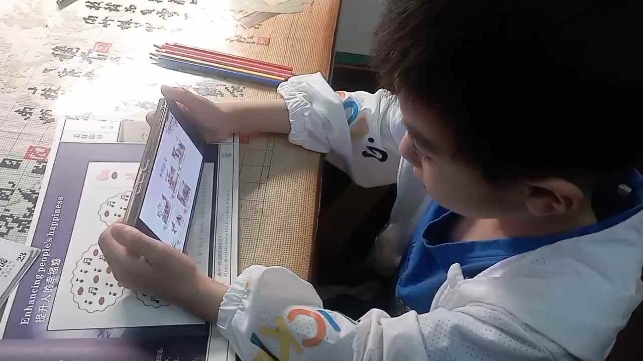 大b班刘倬宇看英语视频一20250602.mp4