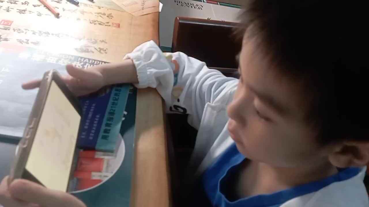 大b班刘倬宇看英语视频四20250602.mp4
