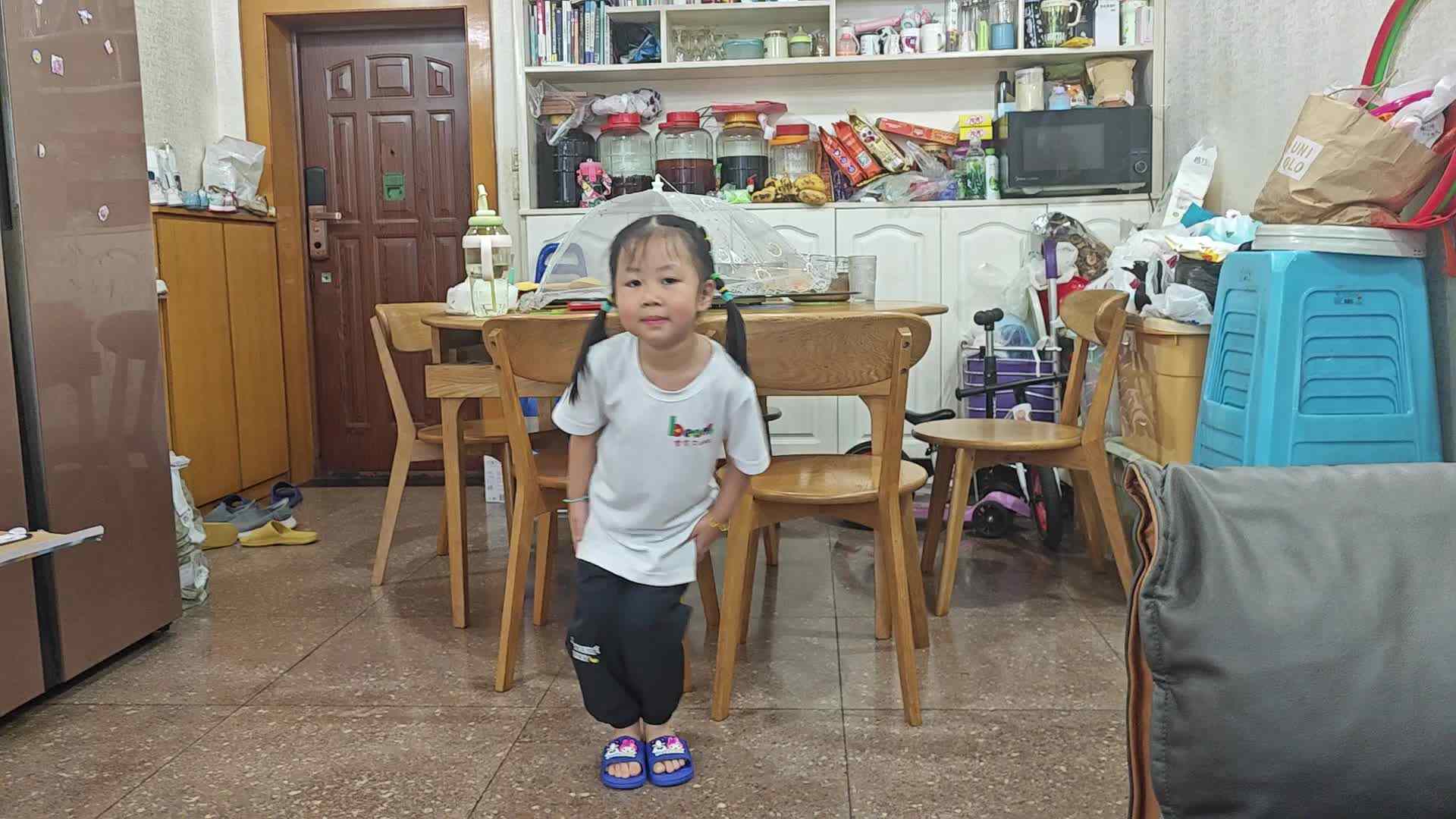 中A班2025.6.30张艺涵-左右跳.mp4