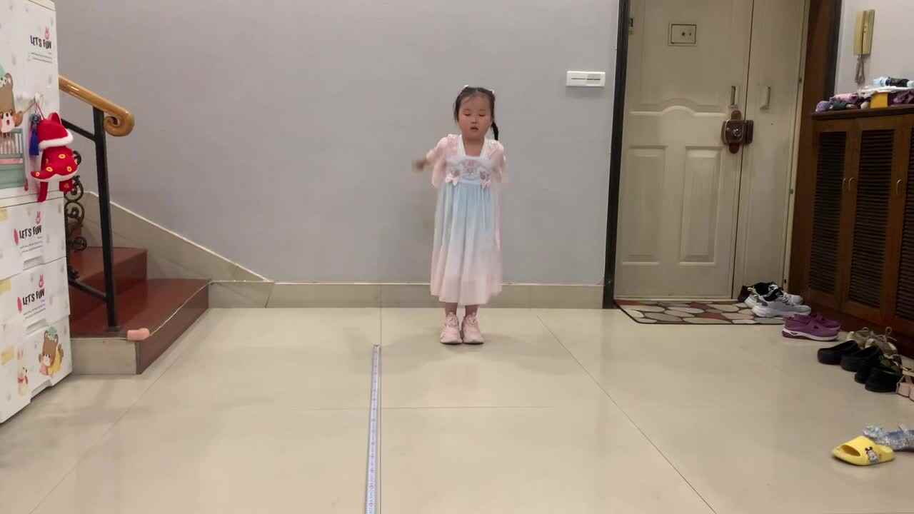 6.5大A班赵欣奕练习立定跳远