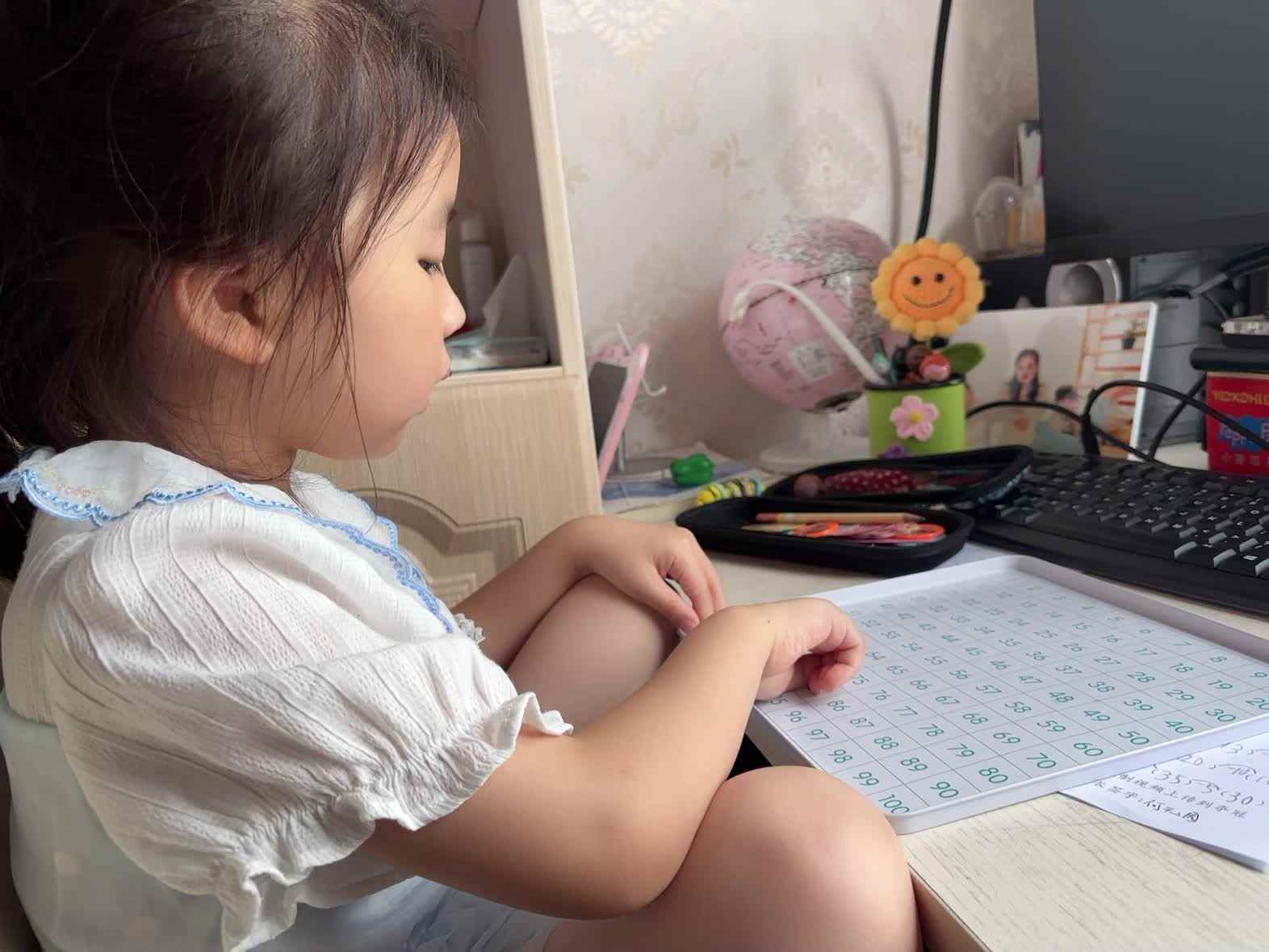 学前B班蒲依诺2025.6.21日数数(按照2的倍数数50-100).mp4