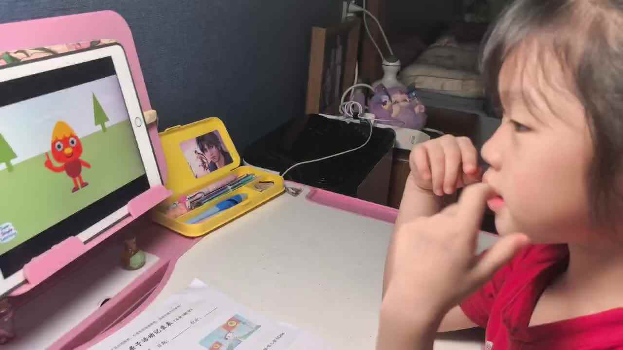 大B班 徐子伊看英语视频