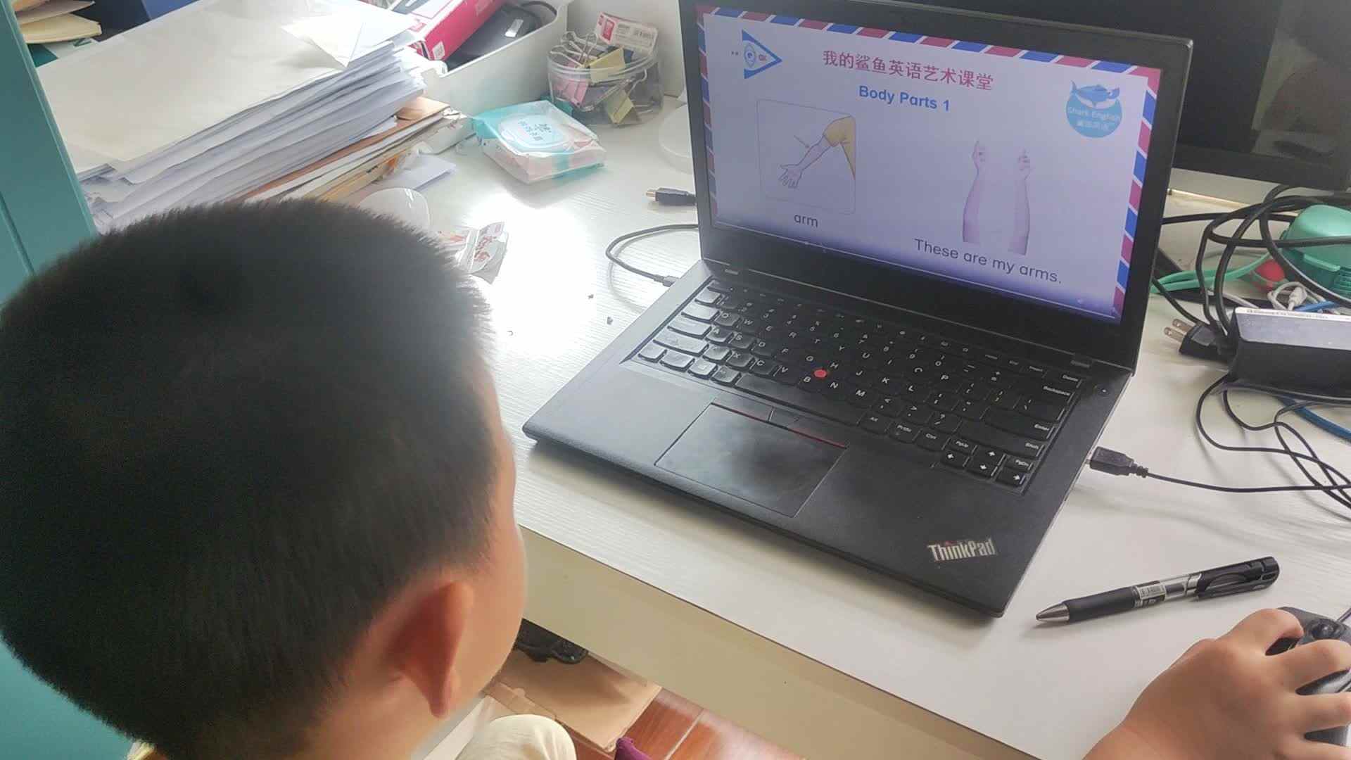 20250629大B李锦城观看英语视频on little finger