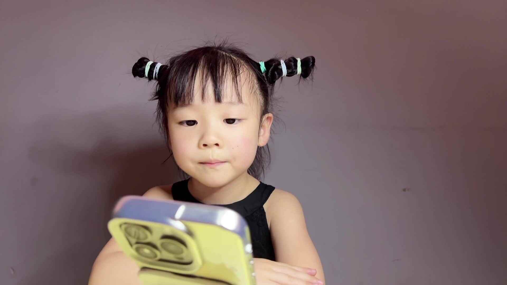 2025年6月30日中A班夏爱林～英语绘本（好饿的毛毛虫）