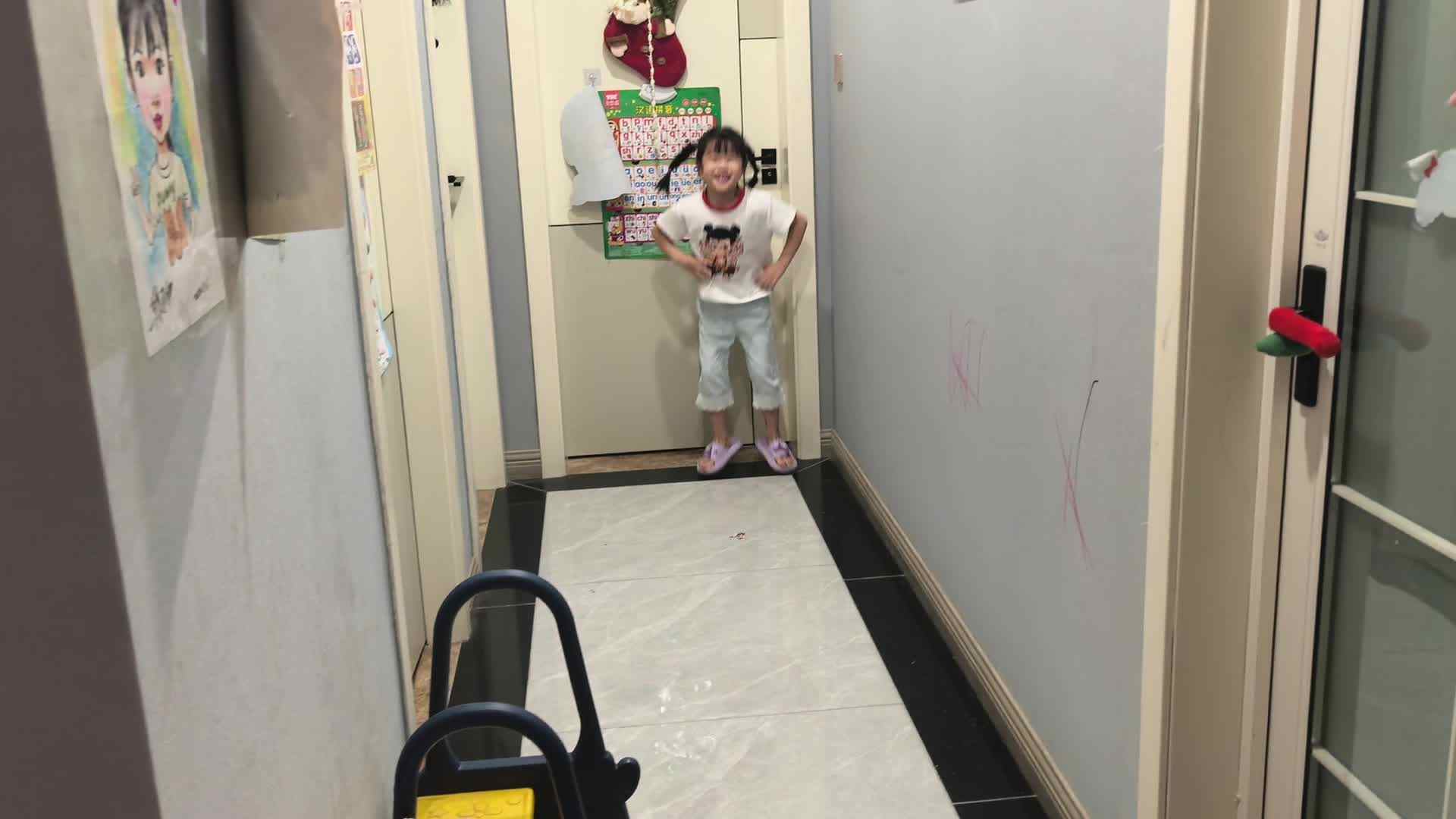 大B班 徐子伊 双脚左右跳