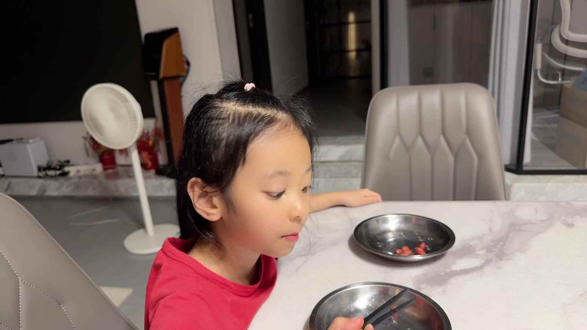 ⁣⁣2026级B班20250709吴晨希闯关练习-使用筷子.mp4