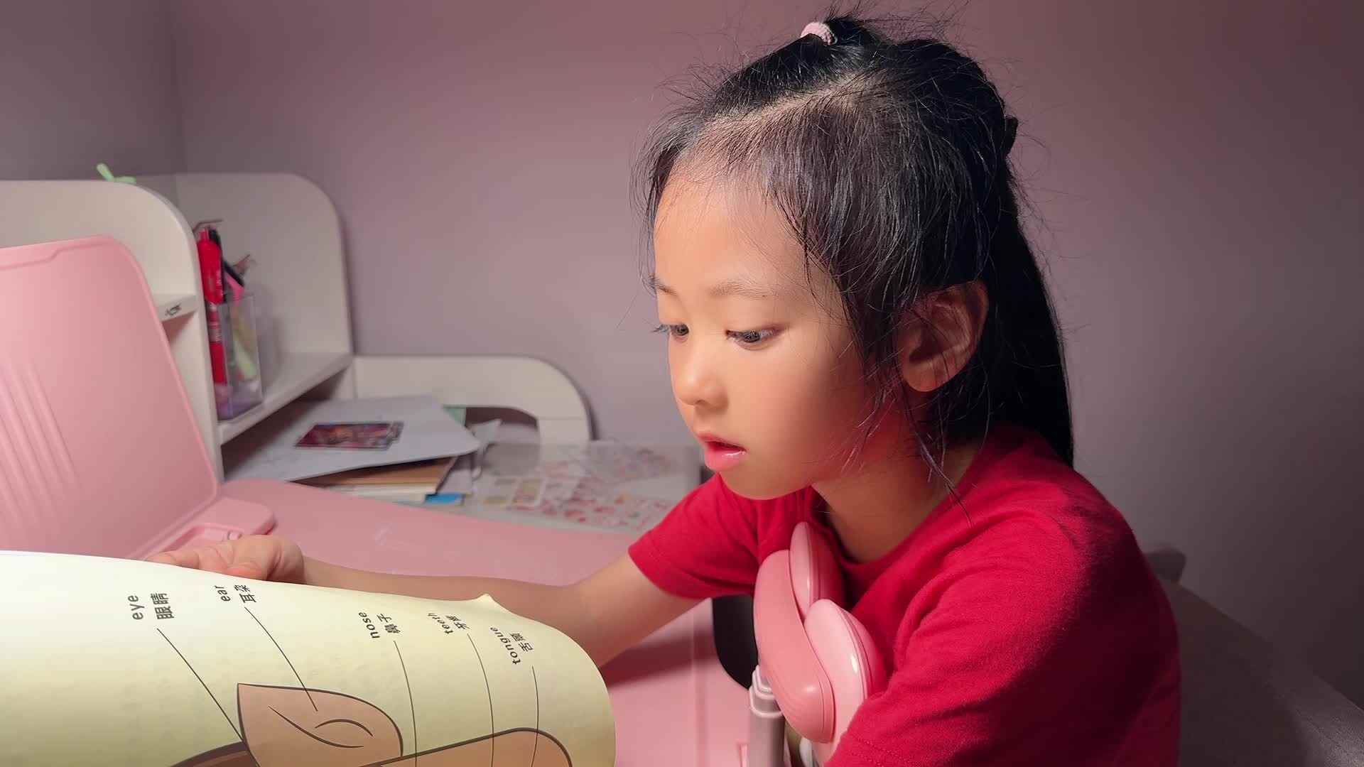 ⁣⁣⁣⁣⁣2026级B班20250710吴晨希闯关练习-讲故事《飞上天的小恐龙》.mp4