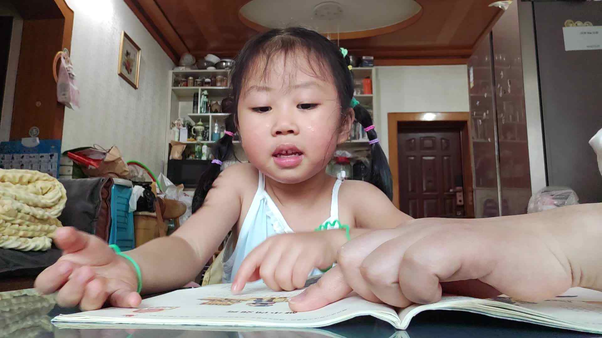 中A班2025.7.16张艺涵复习语言书《贪吃的小猫》和《哺乳动物》.mp4