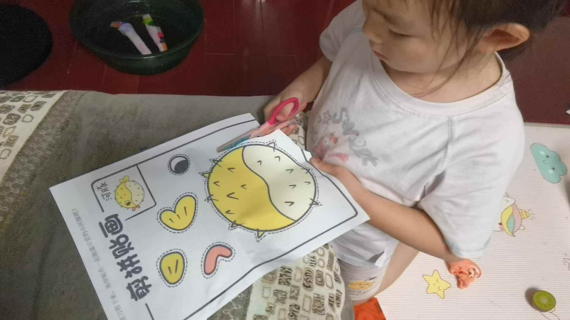 2025.7.15实验中班马司雨粘贴小河豚
