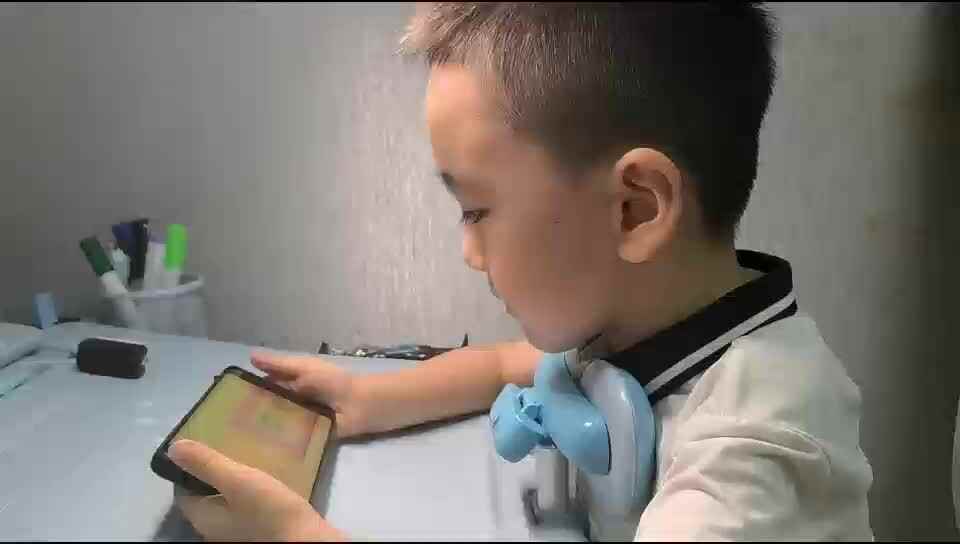 中A班蒋熠  2025.7.11  观看英语视频.mp4
