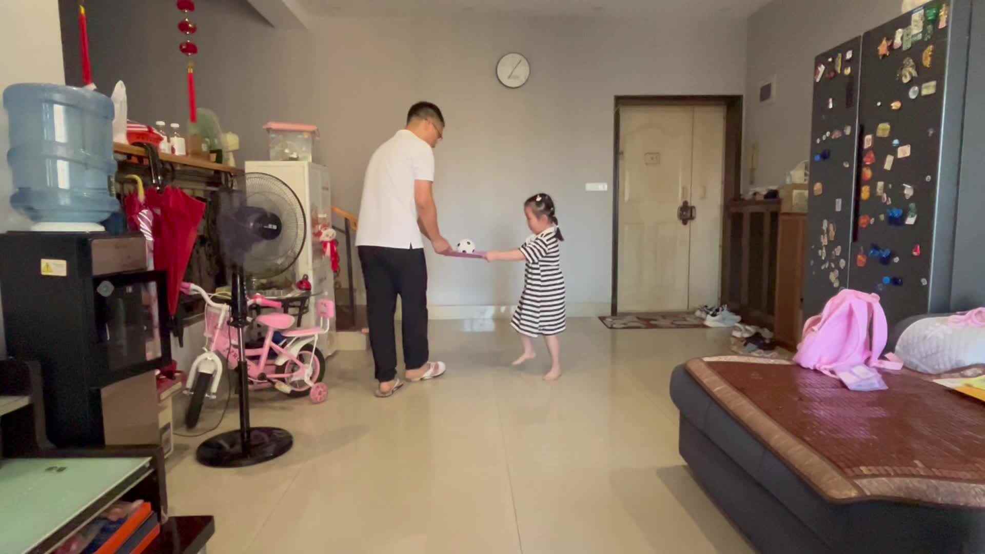 7.15大A班赵欣奕亲子双人运球