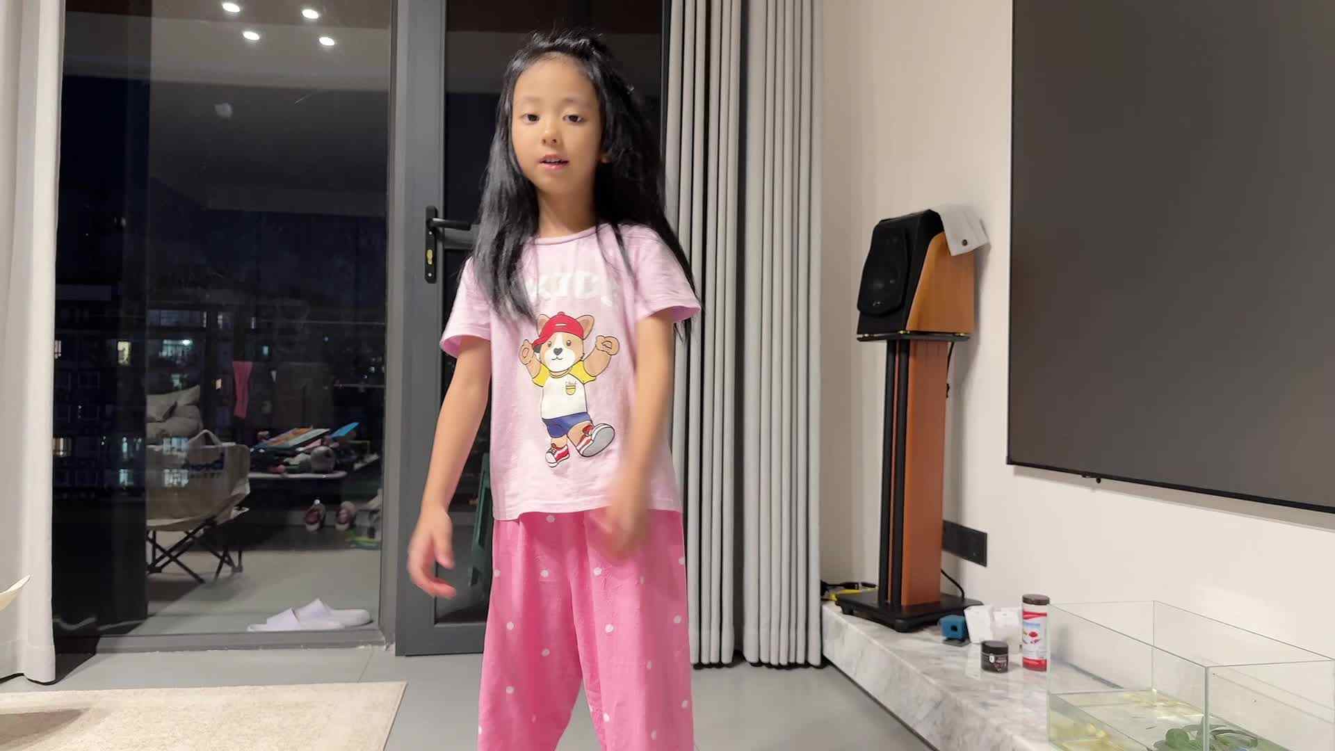 ⁣⁣2026级B班20250702吴晨希闯关练习-双脚左右跳.mp4