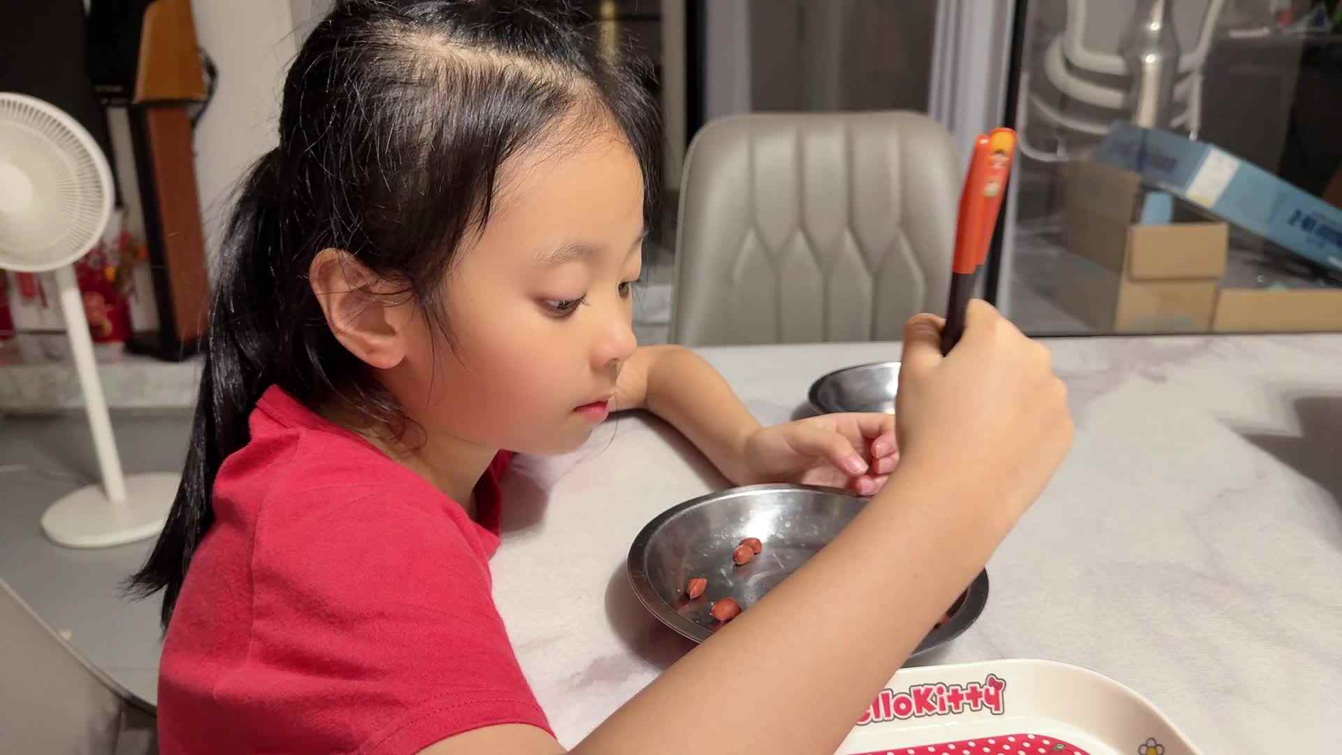 ⁣⁣⁣2026级B班20250708吴晨希闯关练习-使用筷子.mp4