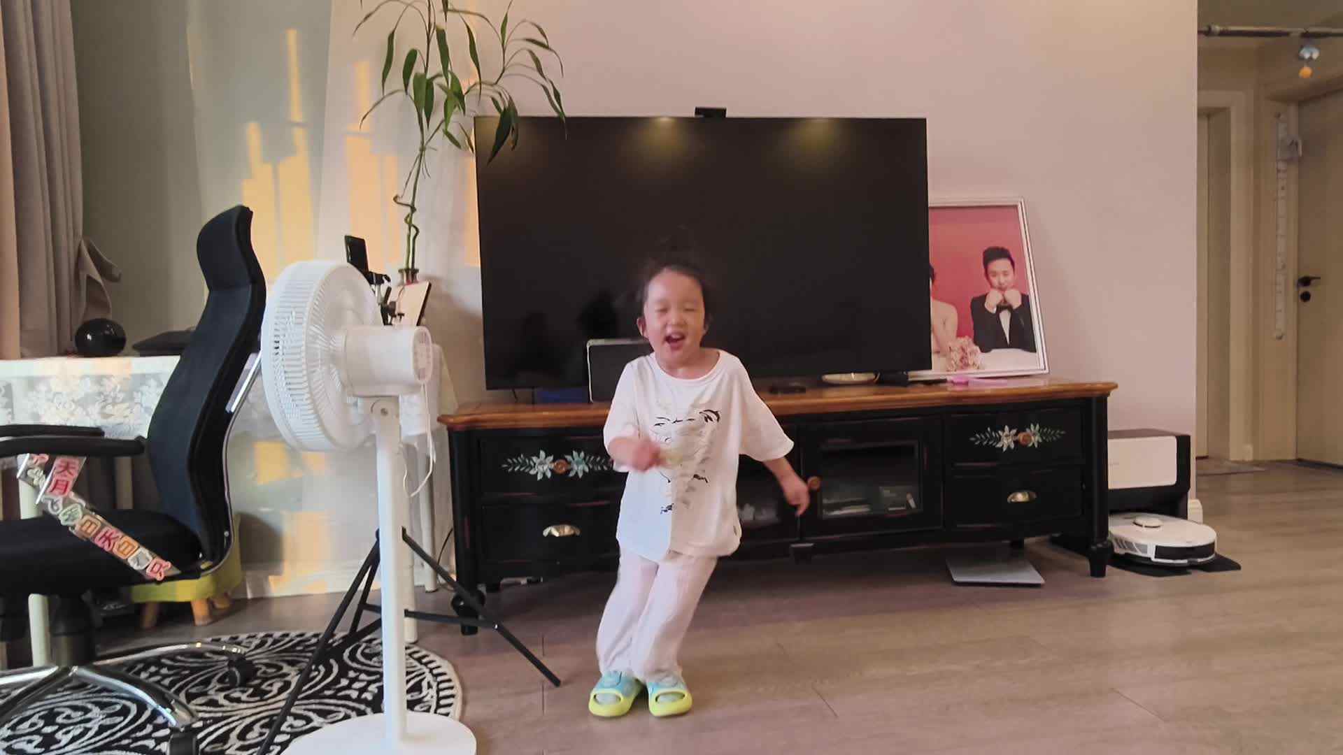 中A班+2025.7.1+陈苏妍+《双脚左右跳》