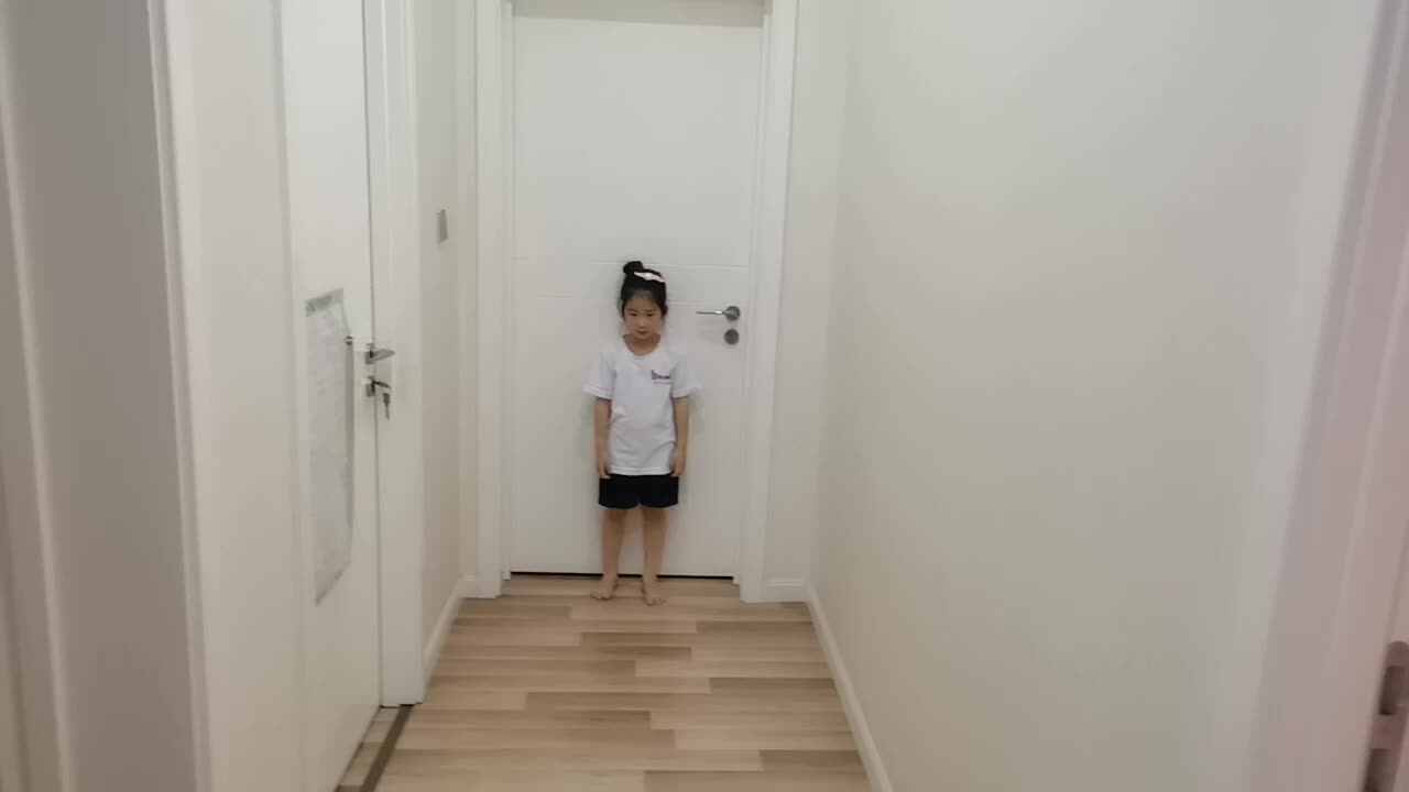 VID_20250915_学前B班宁汐言生活练习立定跳远。