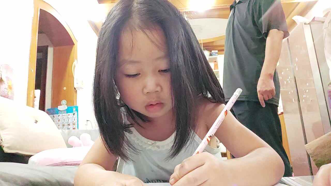 学前A班2025.9.16张艺涵-练习单.mp4