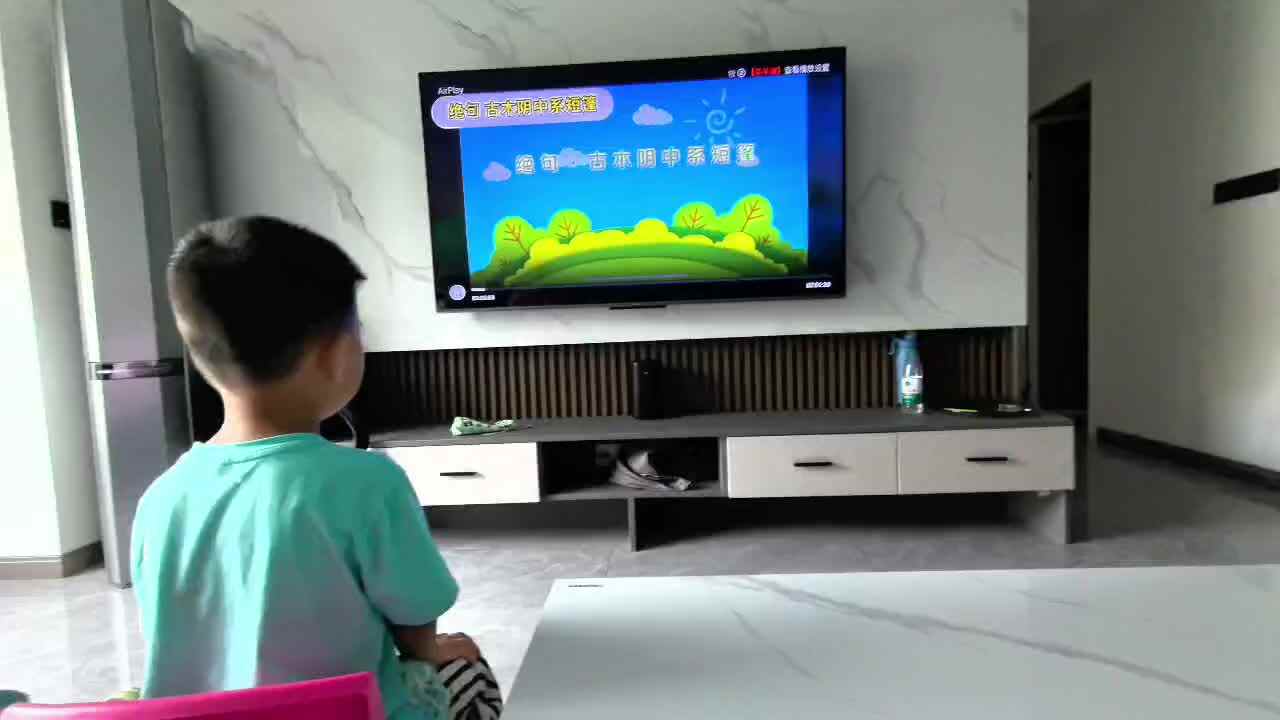 ⁣学B班吕子垚观看古诗视频（⁣绝句·古木阴中系短篷）2025.9.12