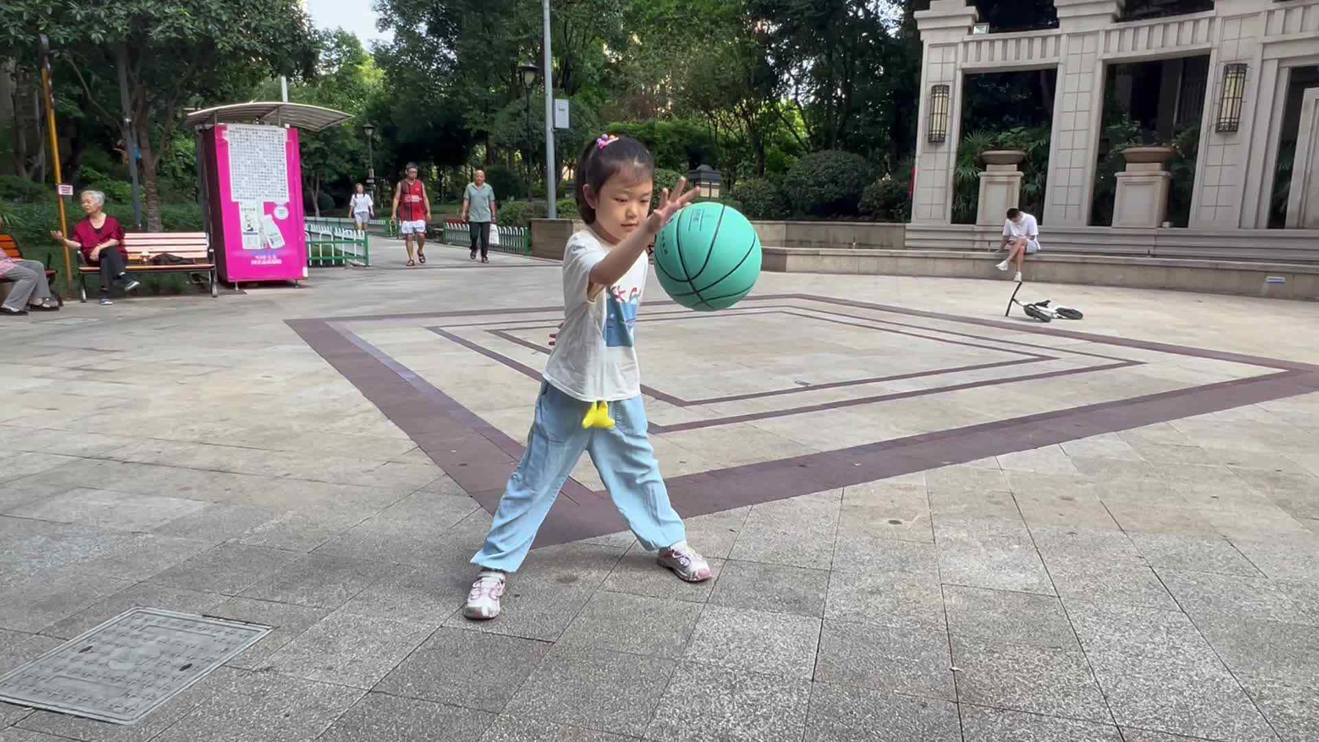 20250921学前B班刘予诺-拍球练习.mov