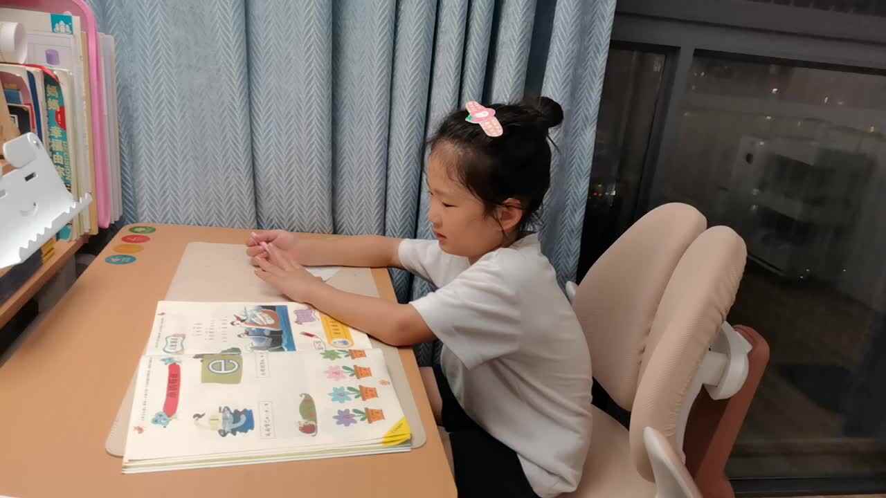 VID_20250915_学前B班宁汐言指读，儿歌诵读。