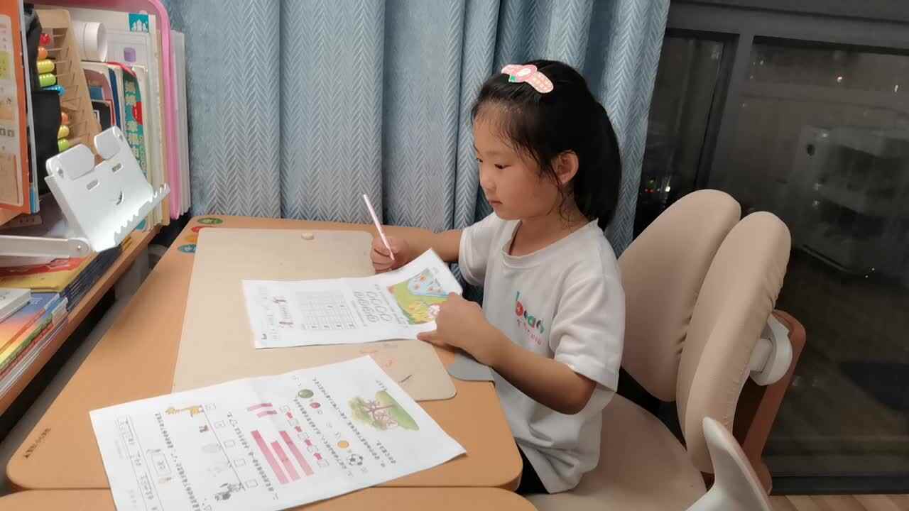 VID_20250915_学前B班宁汐言完成拼音作业单。