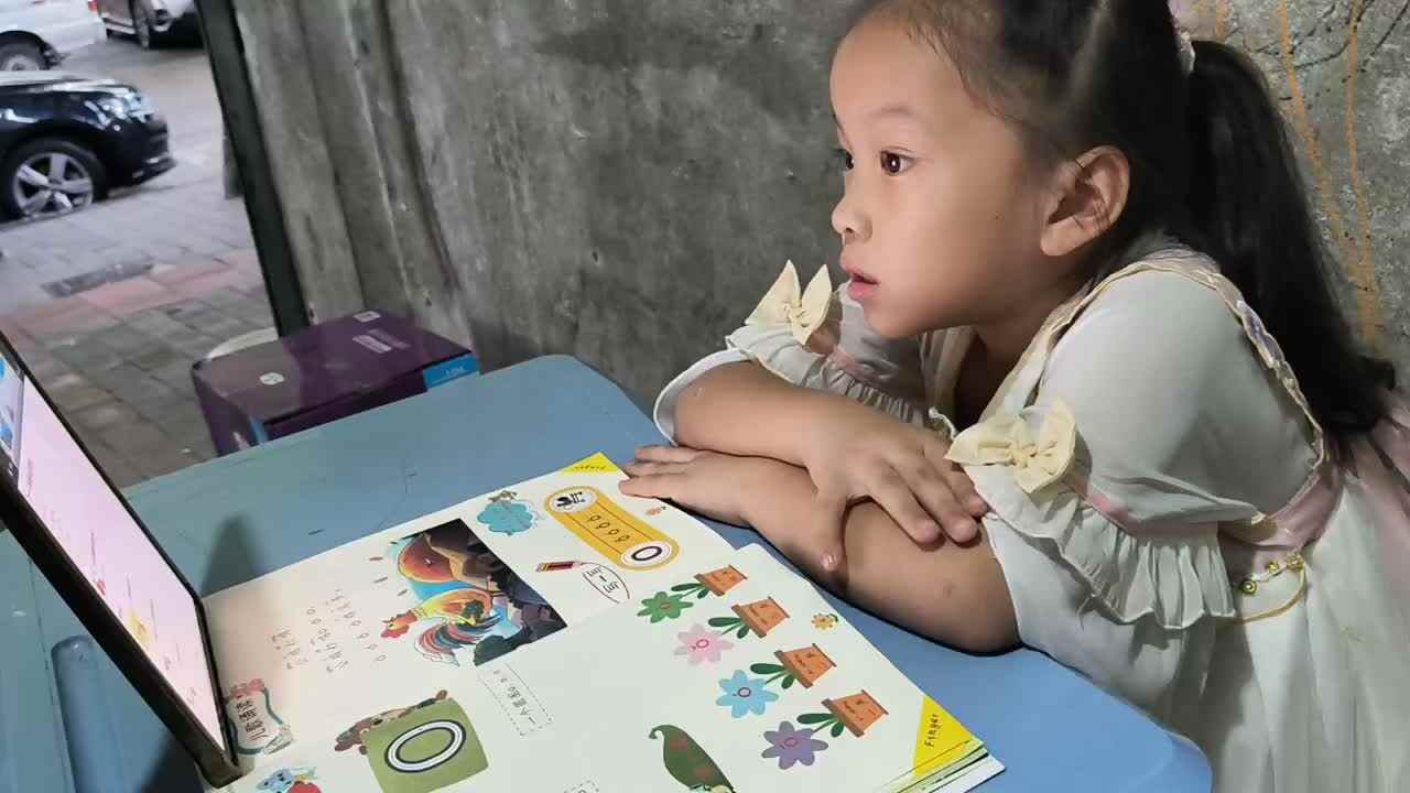 2025.9.12号学a班唐依依观看视频语文韵母o