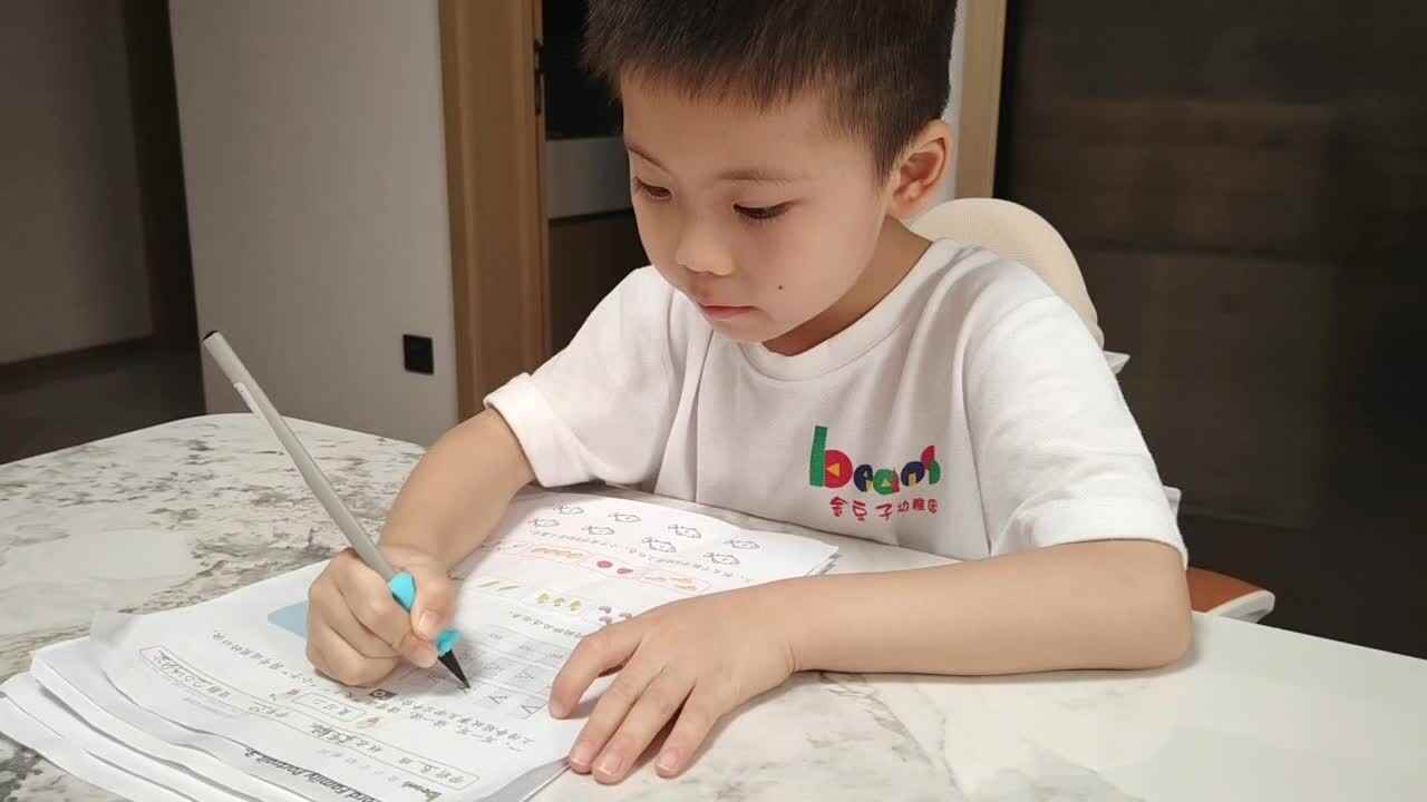 2025.9.22学B李锦序 大于小于符号