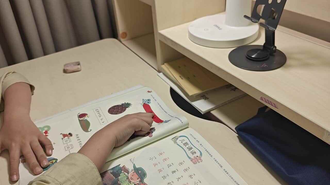 ⁣⁣⁣⁣2025.9.23学前B班王千与 复习声母“b”发音及拼读