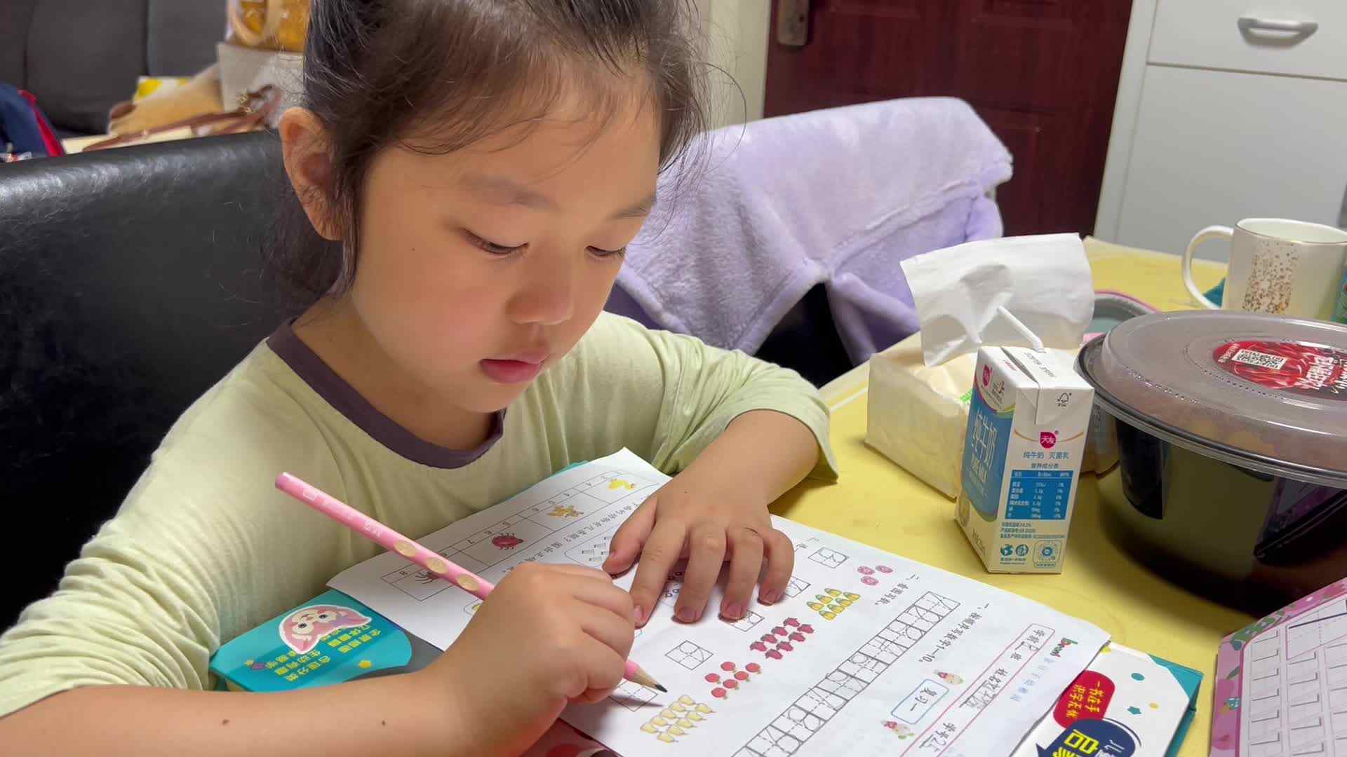 20250914学前B班刘予诺数学作业复习数字.mov