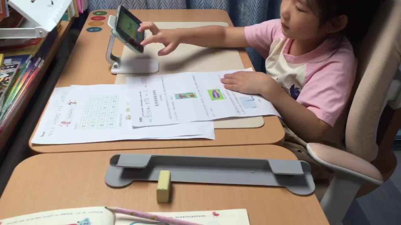 9月12日学前B班宁汐言观看、跟唱英文儿歌《Season s季节》