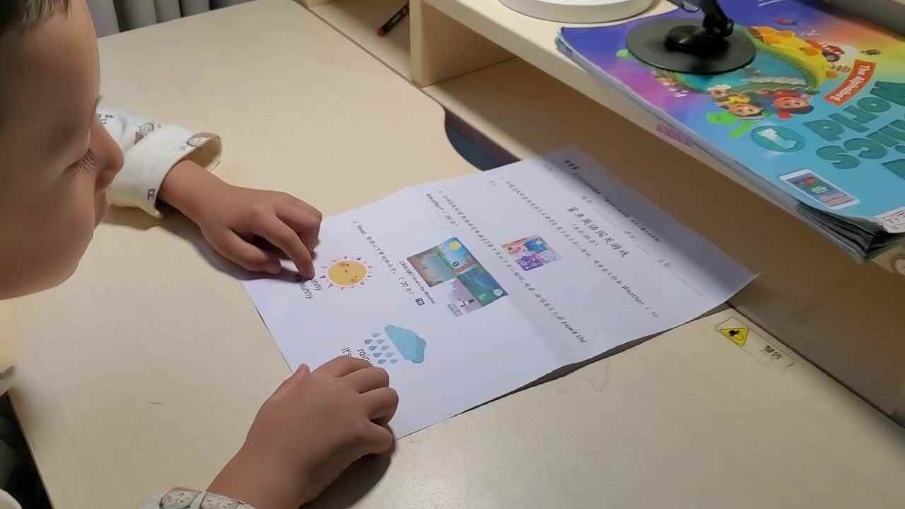 ⁣⁣⁣⁣⁣⁣2025.9.20学前B班王千与 朗读英文单词、句子
