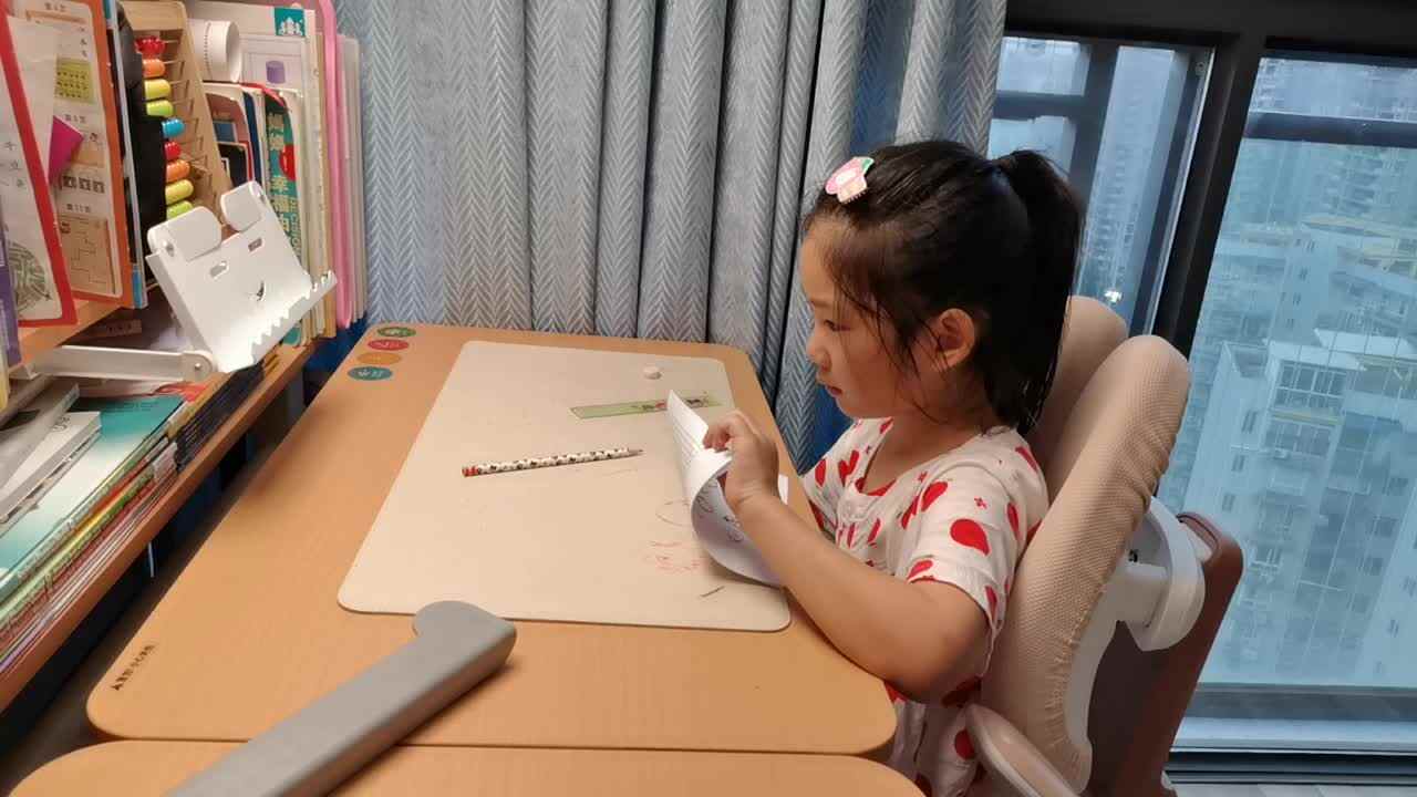 VID_20250916_学前B班宁汐言完成拼音作业单。