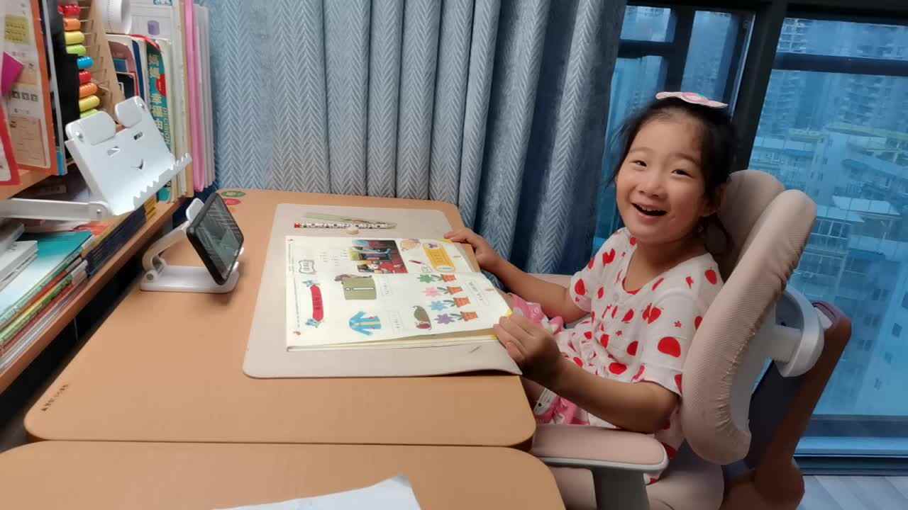VID_20250916_学前B班宁汐言观看视频 单韵母i的发音