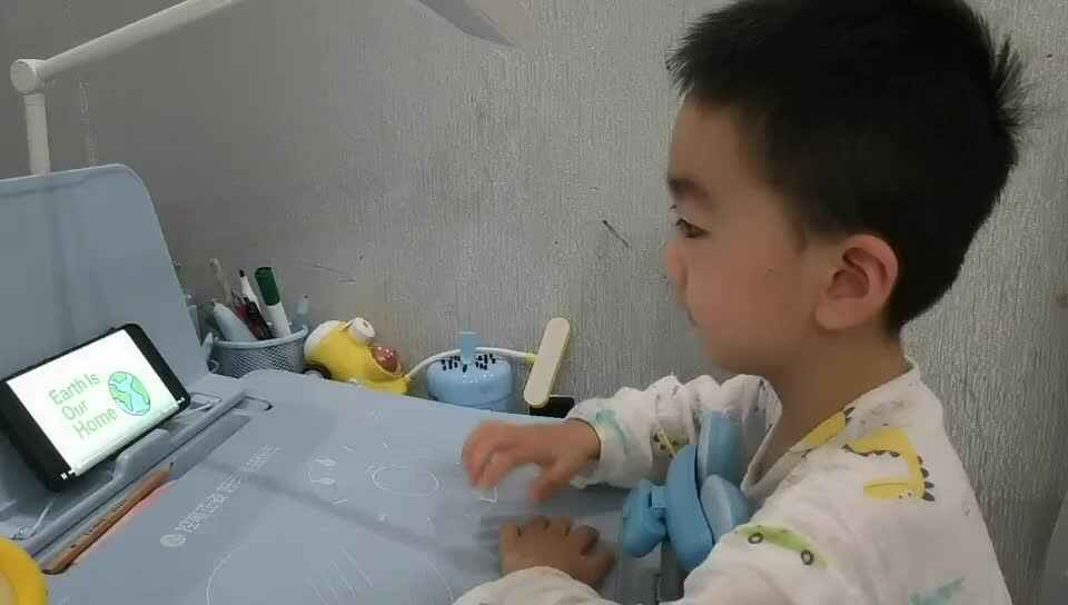大A班蒋熠  2025.9.23  观看英语视频.mp4