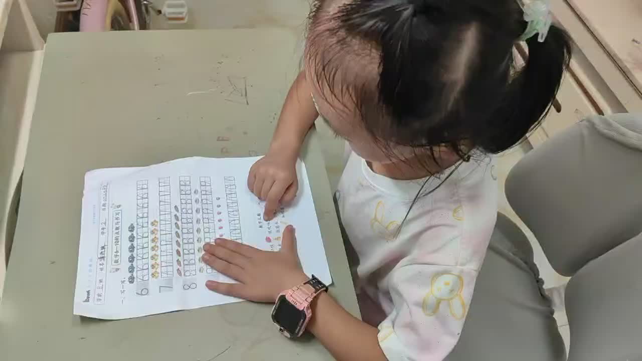⁣⁣⁣2025年9月8日学前B班谭诗锜完成6-10的点数与书写