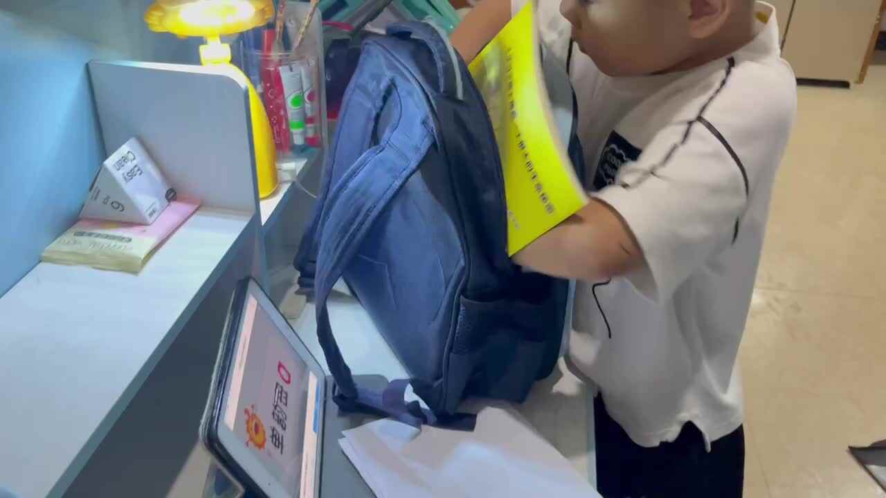 9.11 学b 田熙辰（整理书包） trim.B4387290-6F1F-42F8-9A11-76756D9C1142.MOV