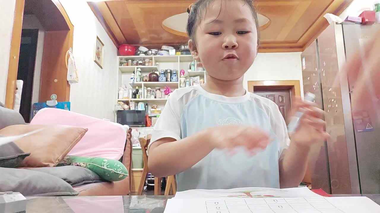学前A班2025.9.20张艺涵-单韵母ǖ的练习.mp4