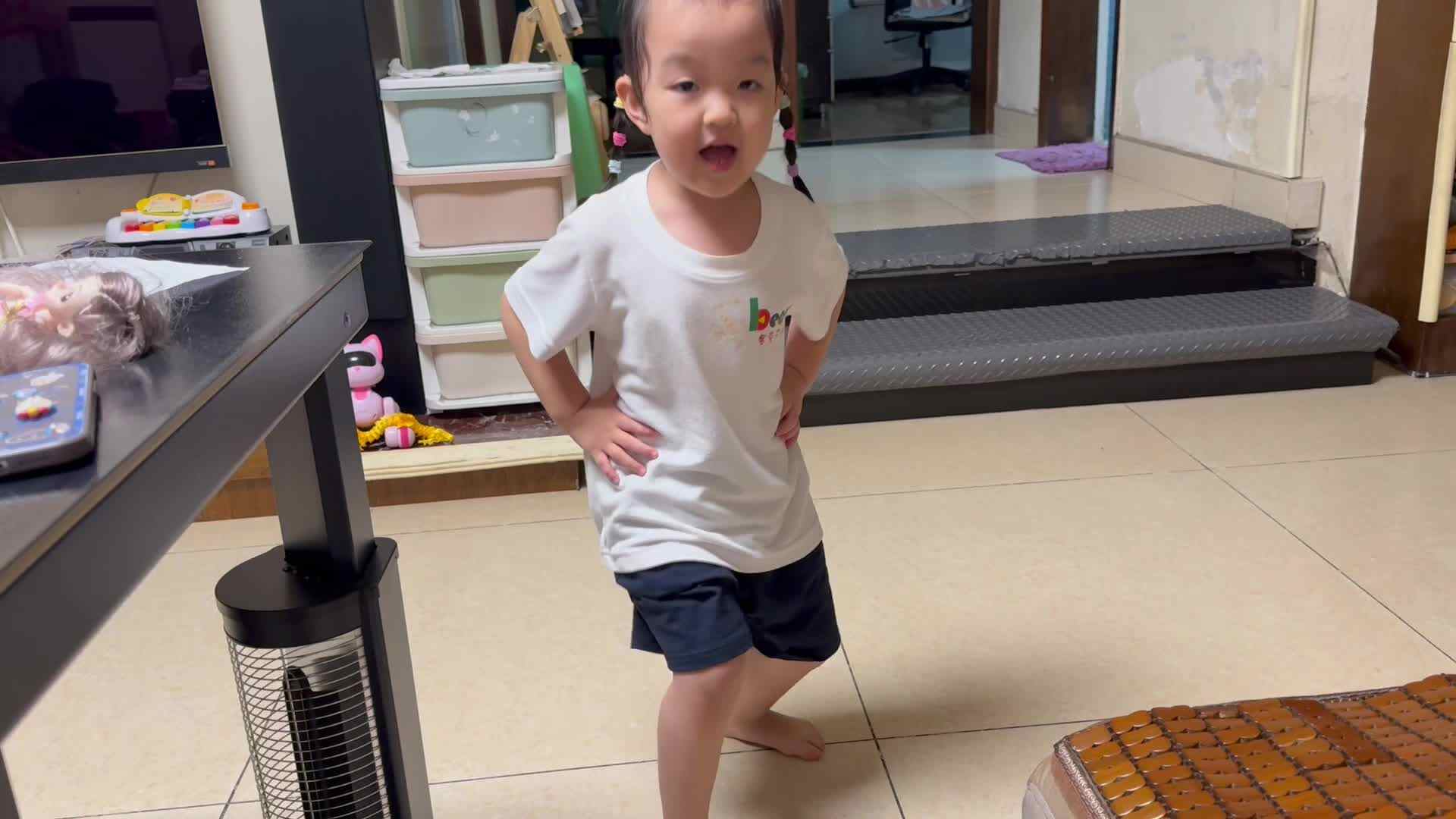 中A班陈品漪 叉腰跳
