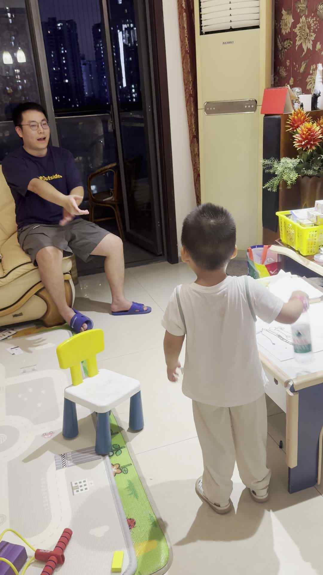 给爸爸递水.mp4