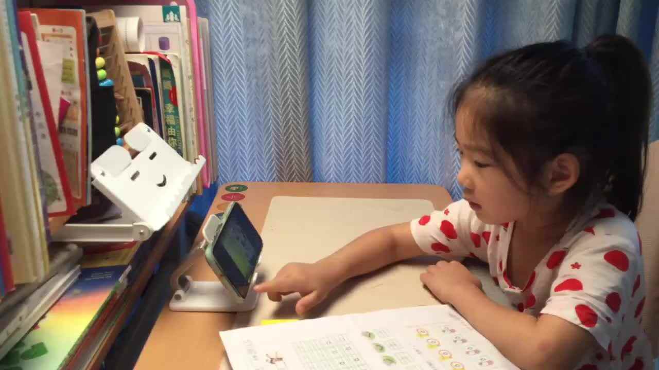 9月13日学前B班宁汐言观看绘本视频《lamaBunny我是一只小兔子》