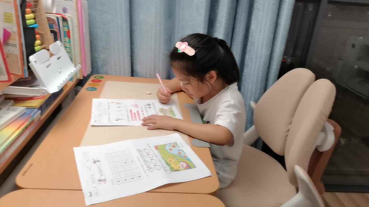 VID_20250915_学前B班宁汐言完成逻辑思维游戏单。
