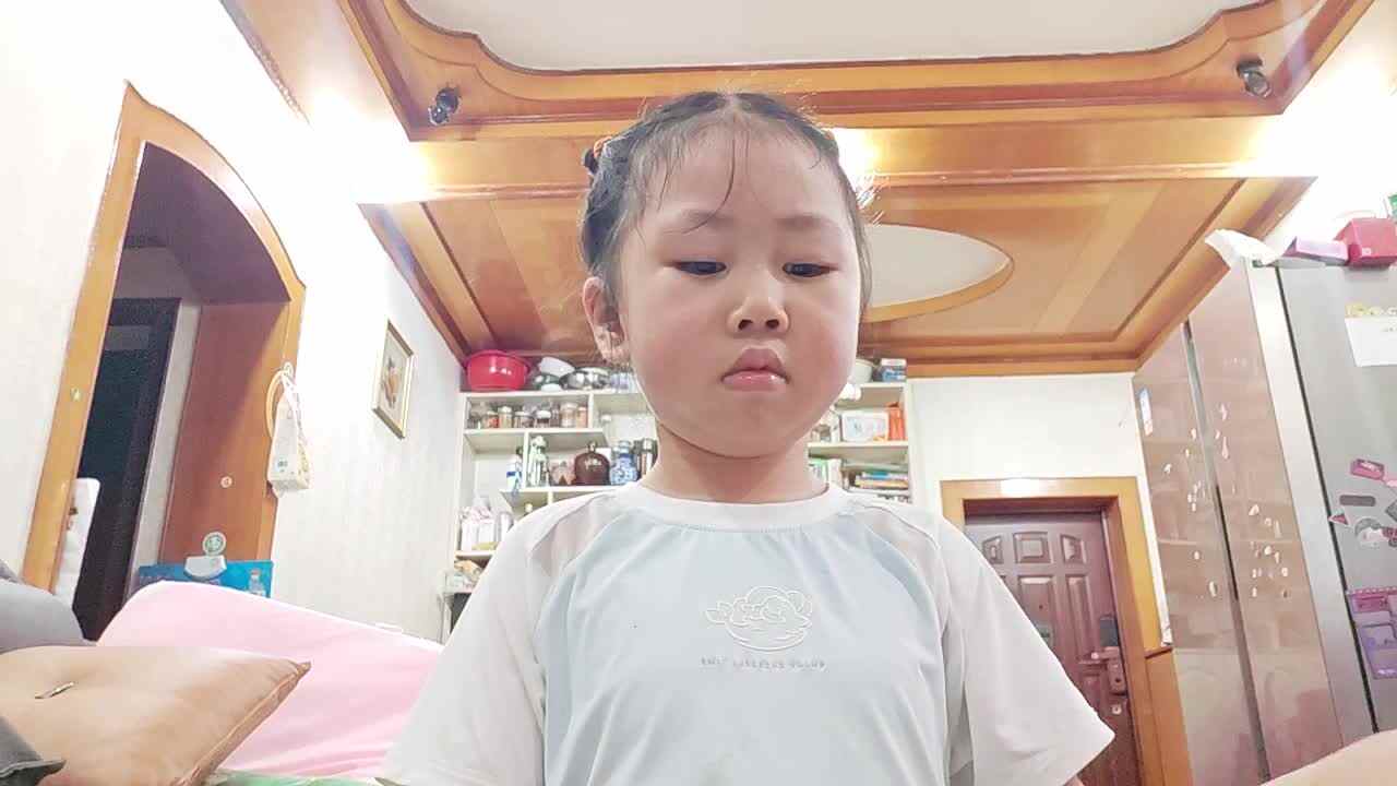学前A班2025.9.20张艺涵指读古诗《喜晴》.mp4