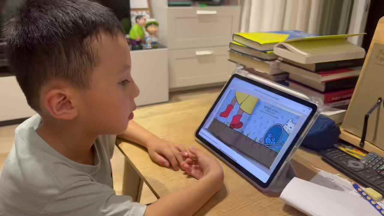 2025.9.17学前B班王千与 观看英语视频