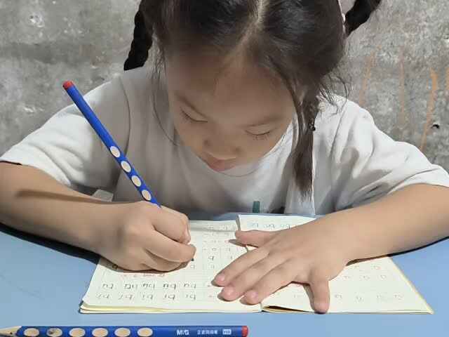 学前a班唐依依9.22号练习拼音书写