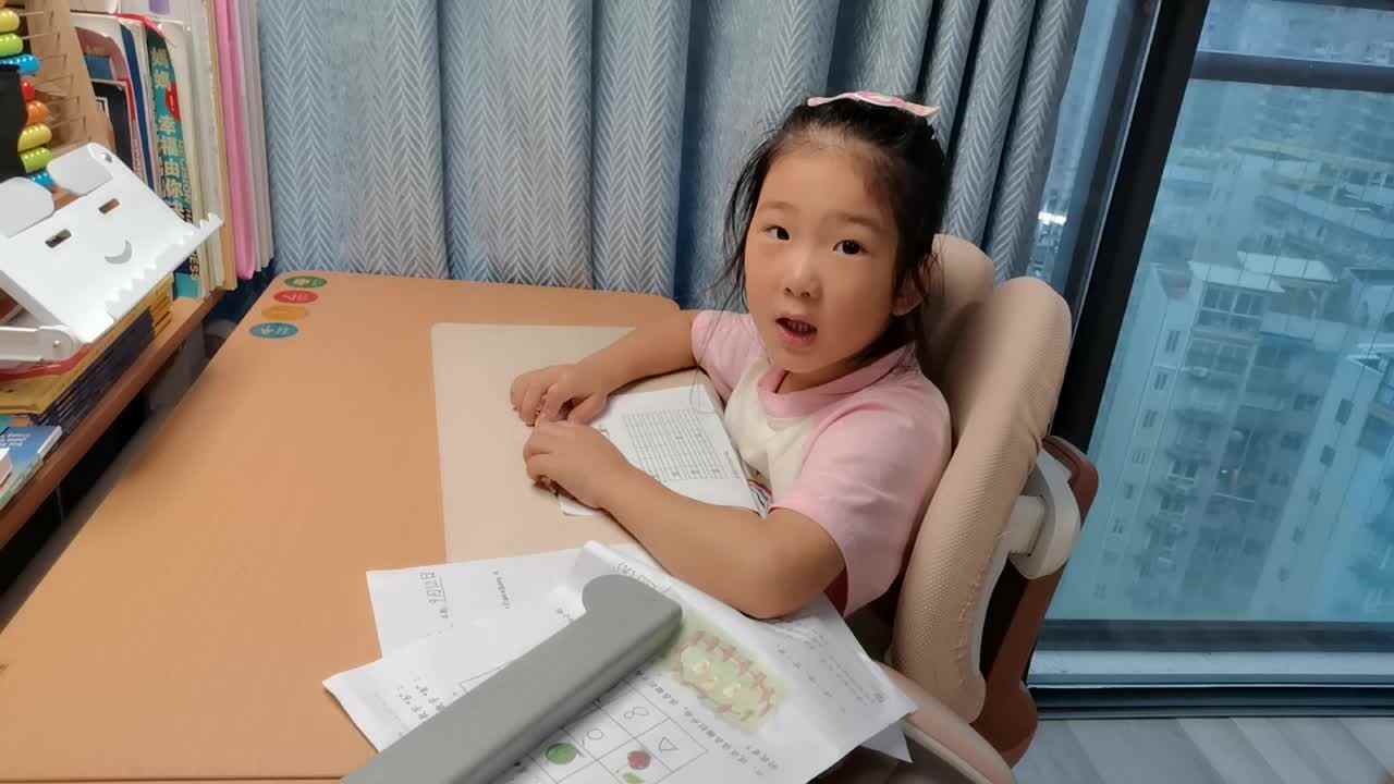 VID_20250912_学前B班宁汐言完成拼音作业单。
