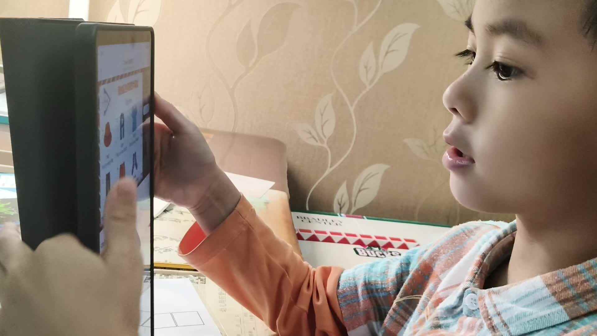学前b刘倬宇看英语视频20251015.mp4