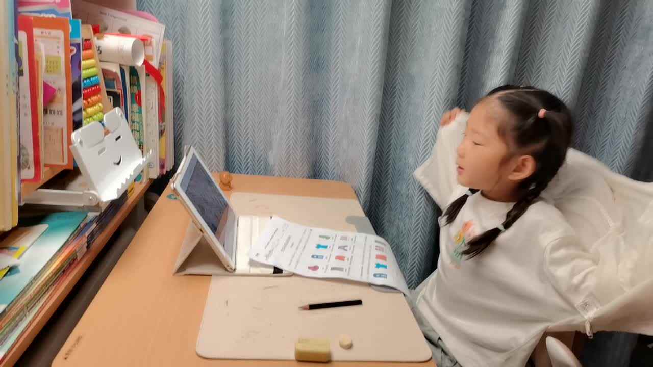 VID_20251015_学前B班宁汐言朗读下列单词和句子，观看视频《Clotnes朗读示范2》进行跟读。