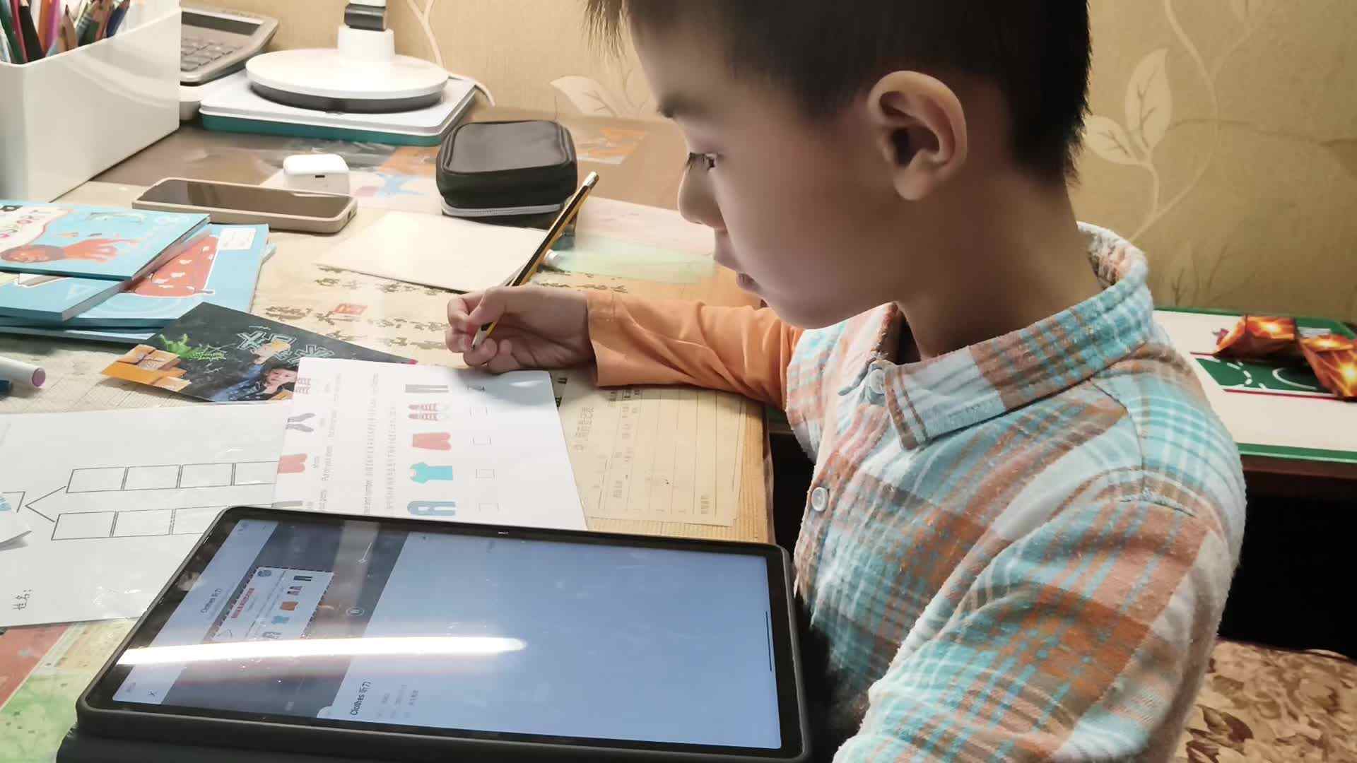 学前b刘倬宇英语听力练习20251015.mp4