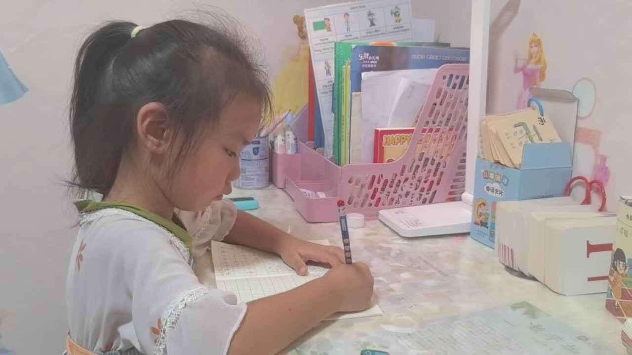 ⁣⁣2025.10.11学前班张弦思―书写汉字.mp4