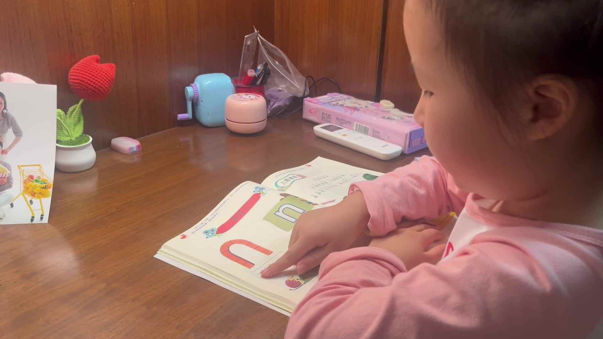10.13学前A班赵欣奕指读拼音书26.27页