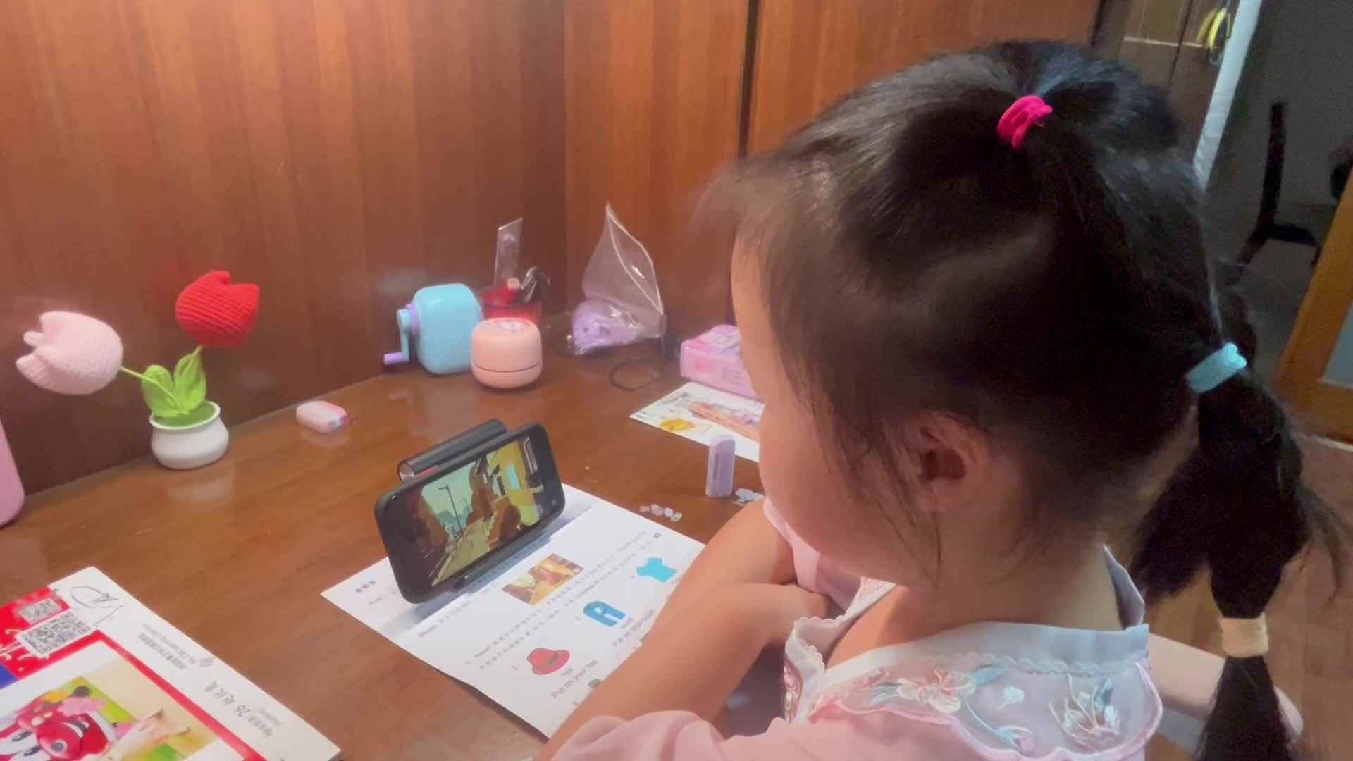 10.12学前A班赵欣奕观看并跟唱英语儿歌